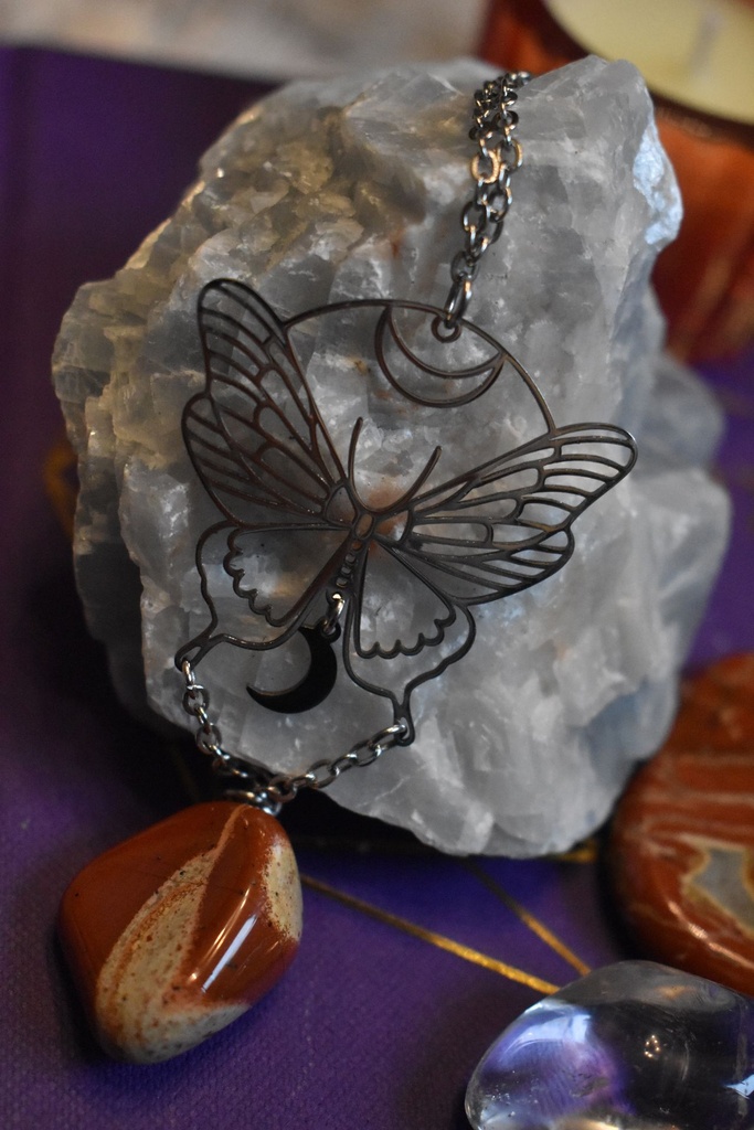 Collier - pendentif en jaspe breschia